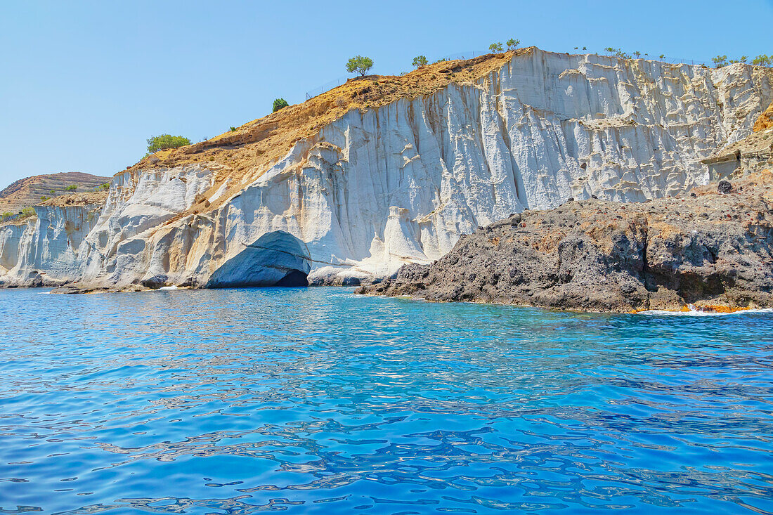  Felsformationen an der Südküste der Insel Milos, Kleftiko, Insel Milos, Kykladen, Griechenland 