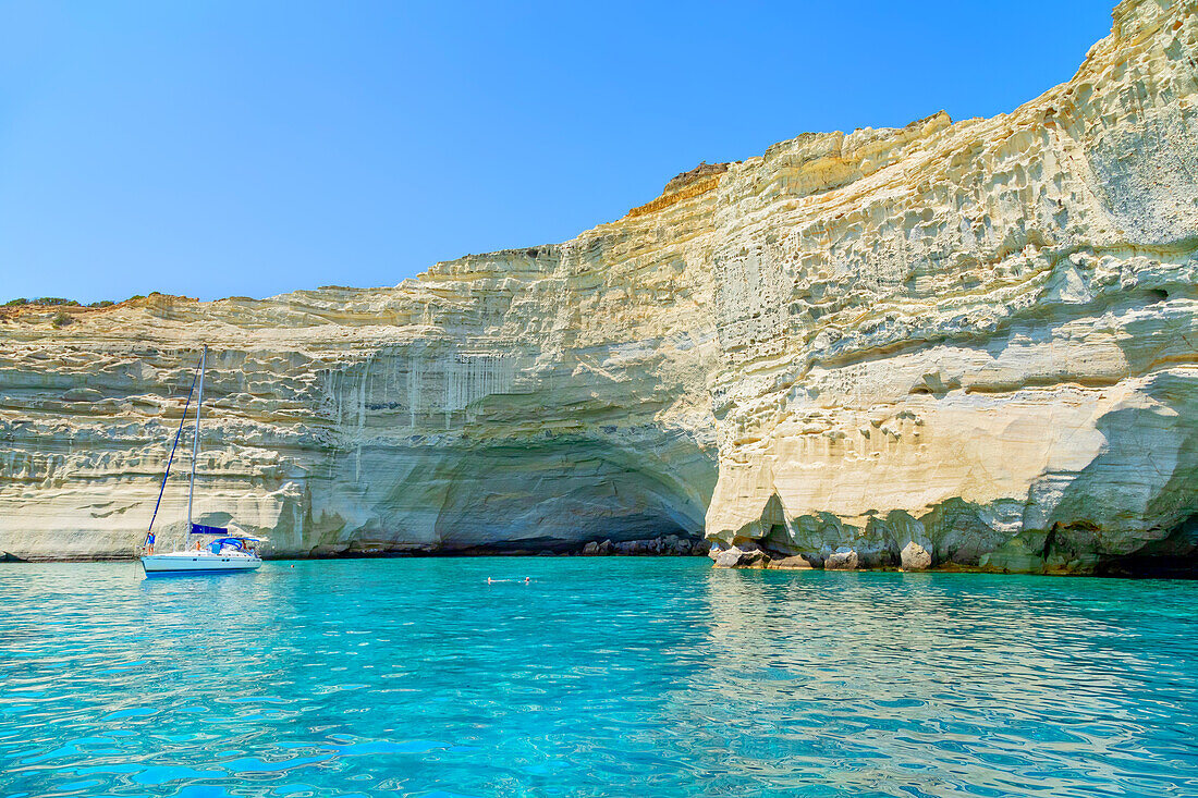  Blick auf die Bucht von Kleftiko, Insel Milos, Kykladen, Griechenland 