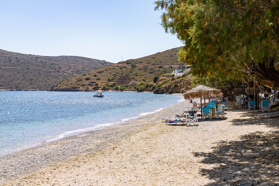 Strand und Strandtaverne in Emborió auf der Insel Kalymnos in Griechenland