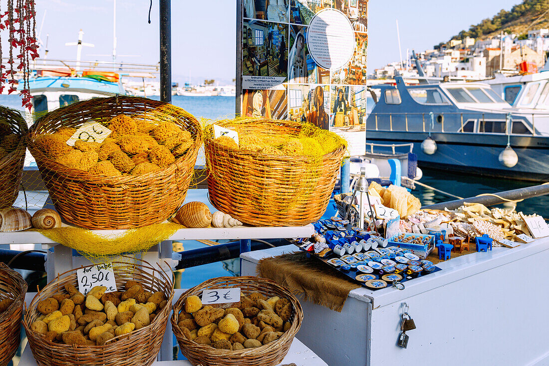 Souvenirverkauf mit Naturschwämmen am Hafen von Póthia auf der Insel Kalymnos (Kalimnos) in Griechenland