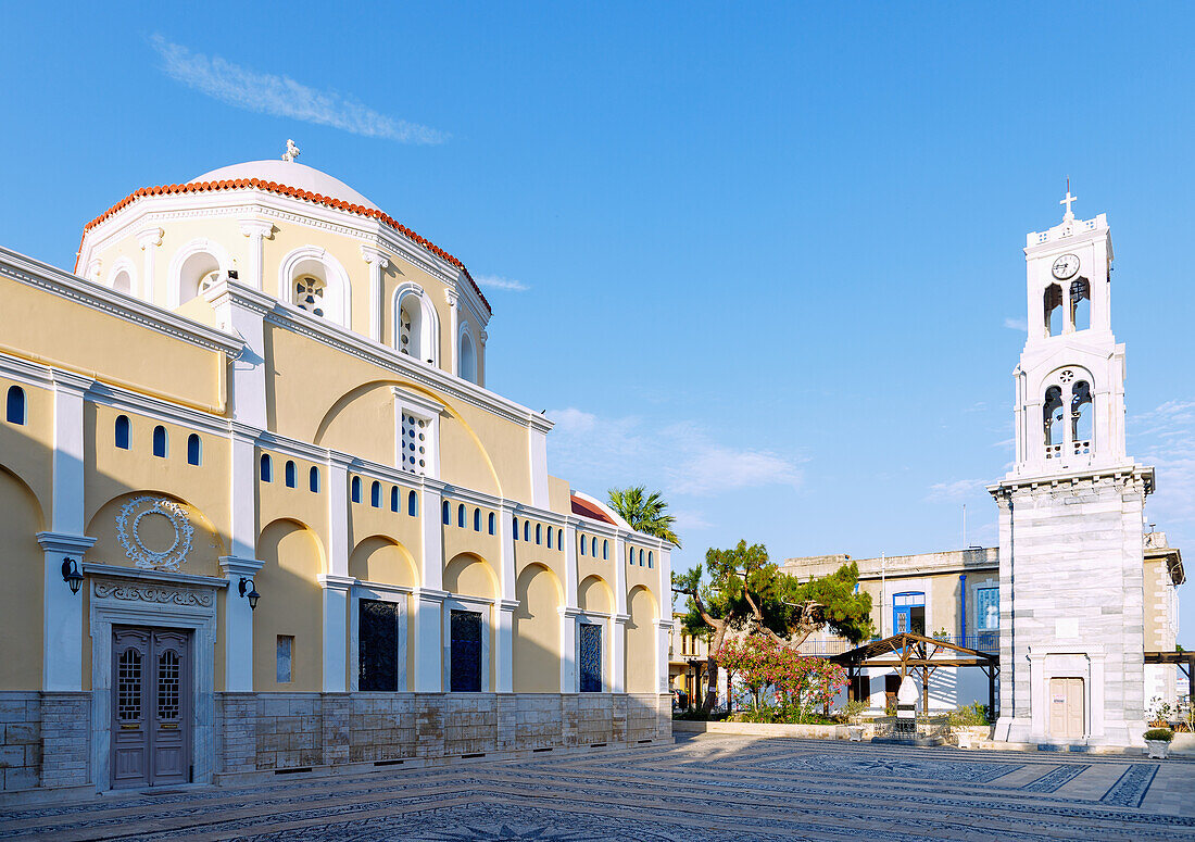 Platía Eleftherías und Kirche Metamorfoseos tou Sotiros Christou in Póthia auf der Insel Kalymnos (Kalimnos) in Griechenland