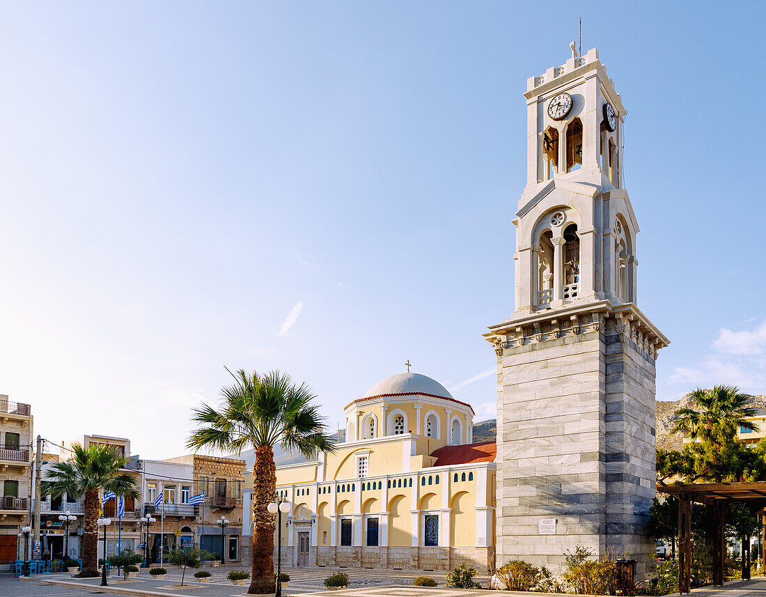 Platía Eleftherías und Kirche Metamorfoseos tou Sotiros Christou in Póthia auf der Insel Kalymnos (Kalimnos) in Griechenland