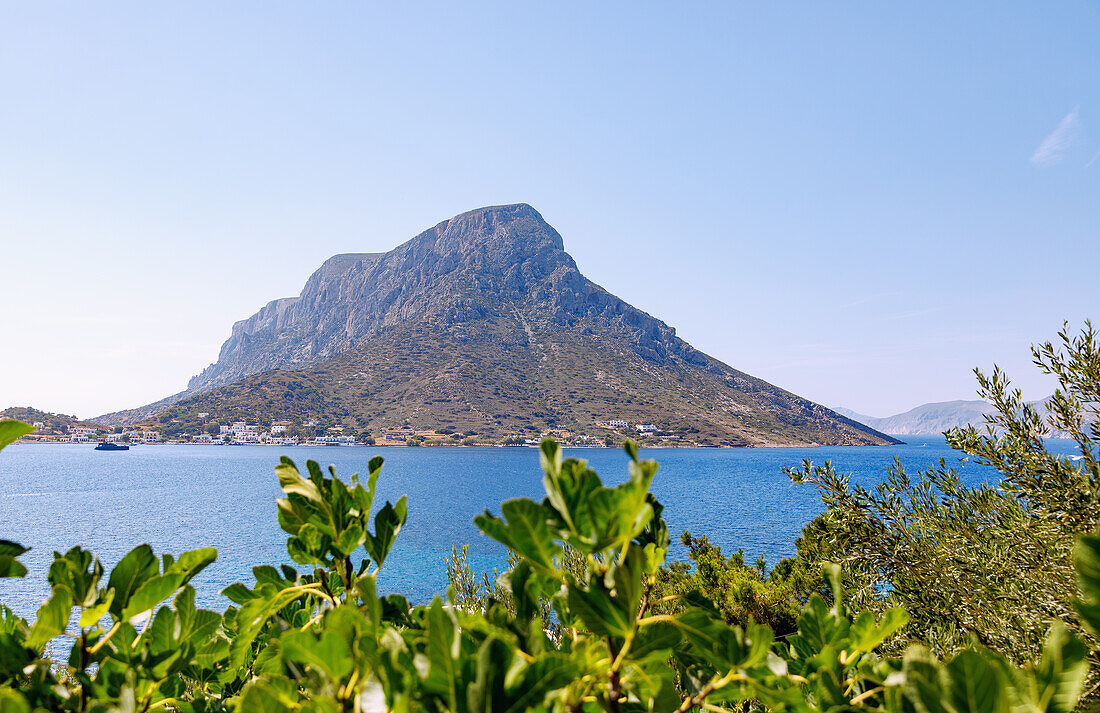 Insel Telendos (Nisí Télendos) vor der Küste von Myrtiés mit Sandstrand und Hafen auf der Insel Kálymnos (Kalimnos) in Griechenland