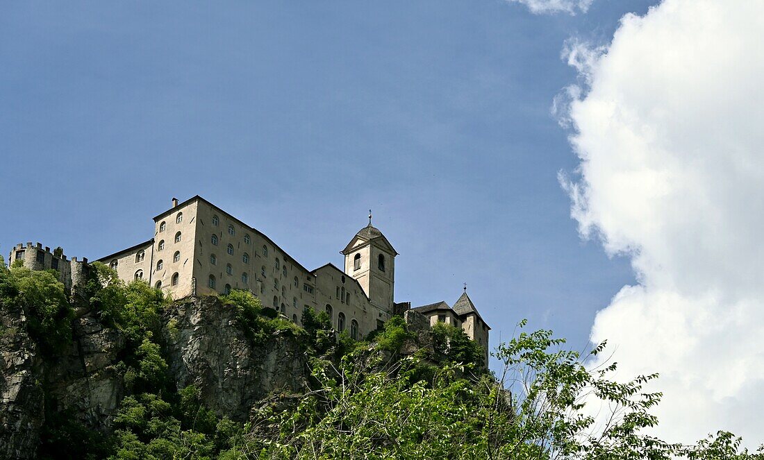 Blick zum Kloster Stäben, Klausen, Eisacktal, Südtirol, Region Trentino-Südtirol, Italien