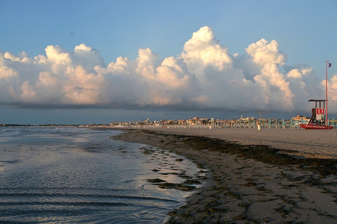 Sonnenaufgang am Strand von Sottomarina am Morgen, bei Chioggia, Adria, Veneto, Nord-Italien, Italien