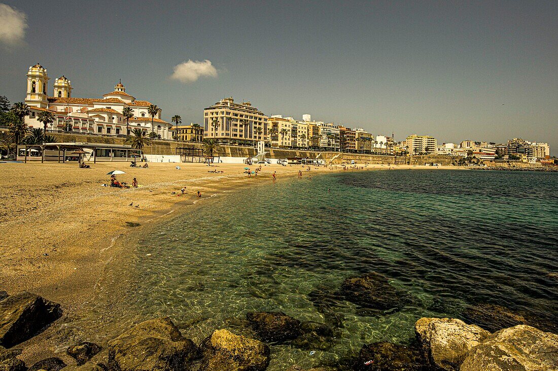 Playa de la Ribera, Strand von Ceuta, Kathedrale im Hintergrund, nordafrikanische Küste, Spanien