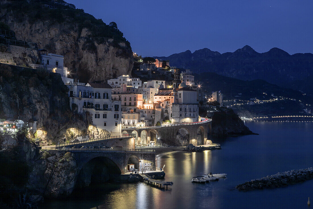 Atrani bei Nacht, Atrani, Amalfiküste, Salerno, Kampanien, Süditalien, Italien, Europa, Mittelmeer