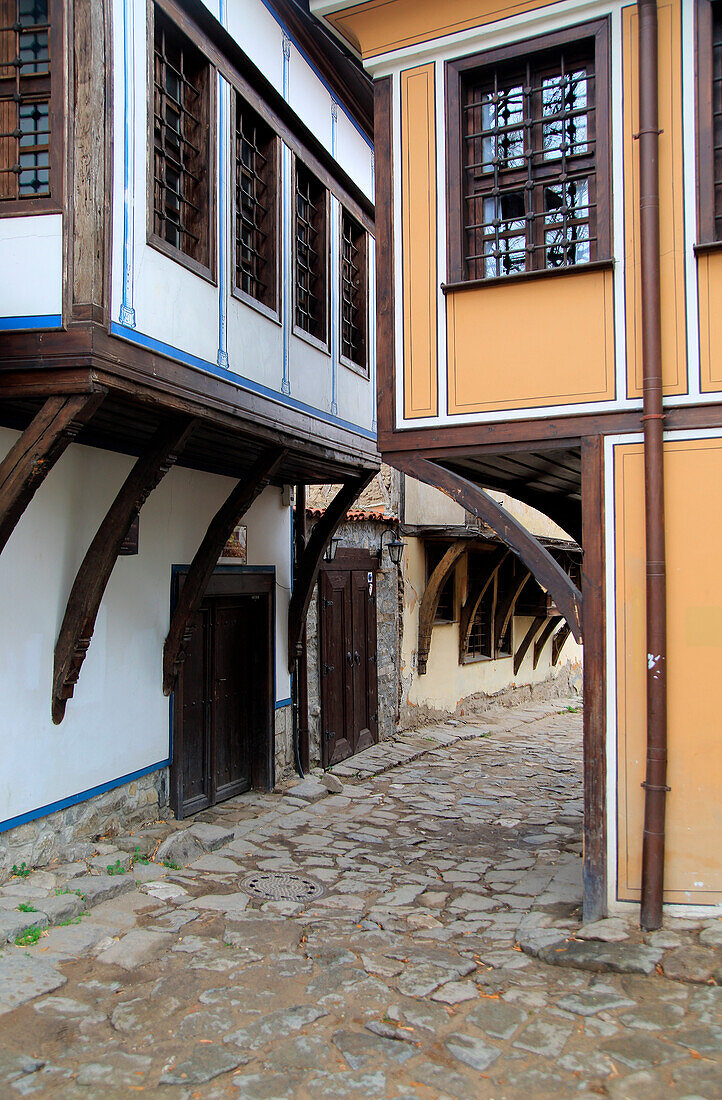 Historische Gebäude mit überhängenden oberen Stockwerken in der historischen Altstadt von Plovdiv, Bulgarien