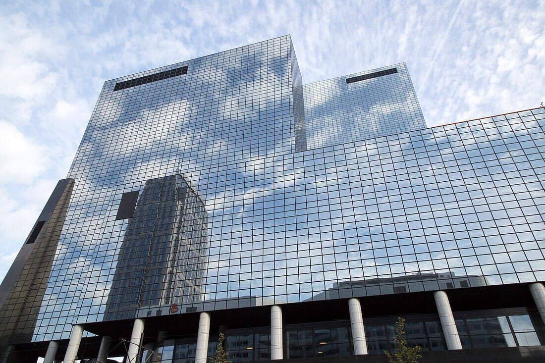  Moderne Bürohochhäuser aus Glas, in denen sich Wolken spiegeln, Rotterdam, Niederlande 