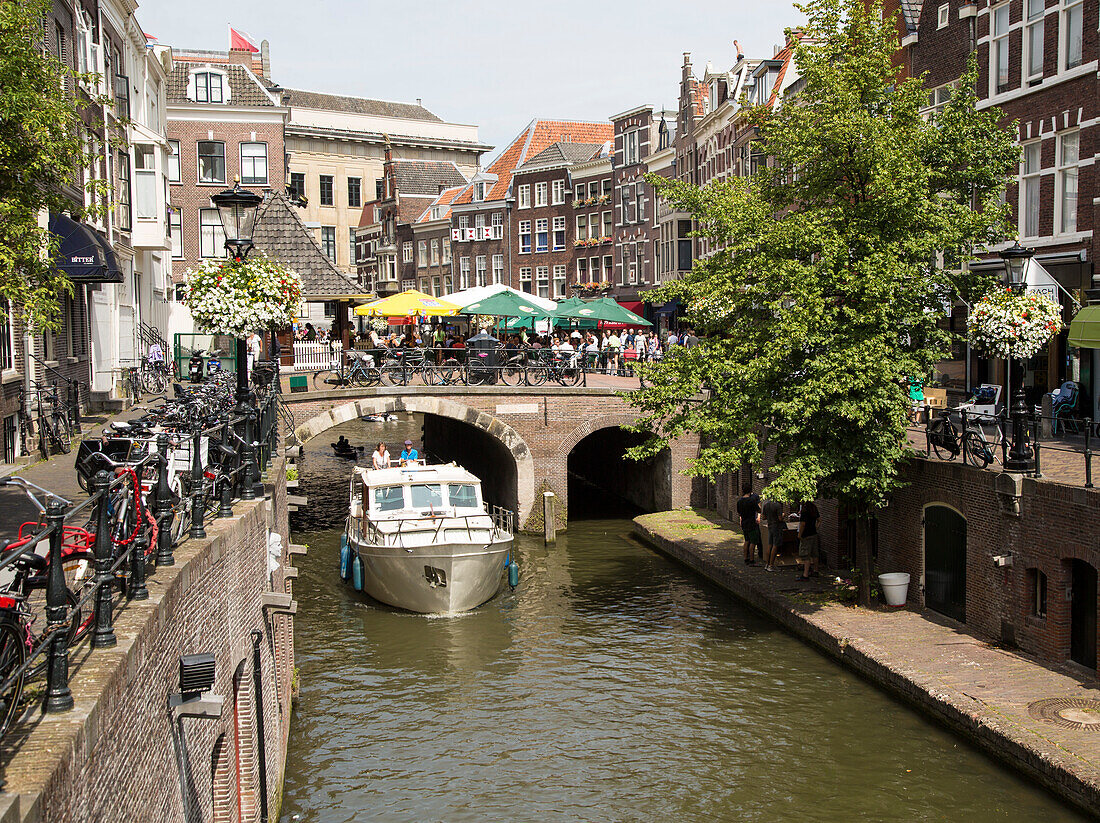  Ausflugsboot auf dem Oudegracht-Kanal im Zentrum von Utrecht, Niederlande 