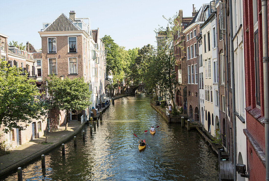  Menschen beim Kajakfahren auf dem Oudegracht-Kanal im Zentrum von Utrecht, Niederlande 