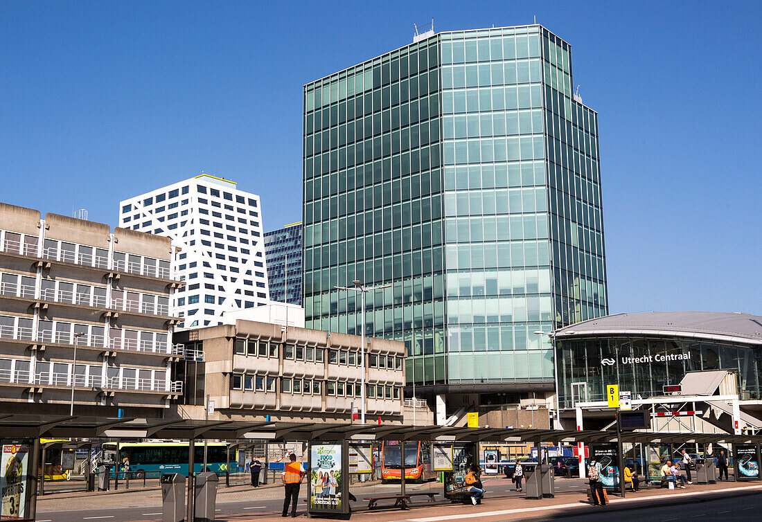  Moderne Architektur am Utrecht Centraal Bahnhof und Busbahnhof, Utrecht, Niederlande 