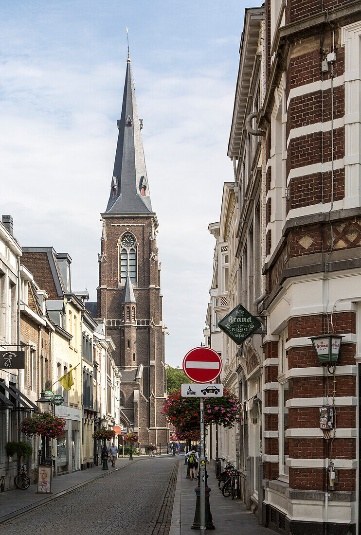  Sint Martinuskerk, Sankt-Martin-Kirche, historische Straße im Stadtteil Wyck, Maastricht, Provinz Limburg, Niederlande 