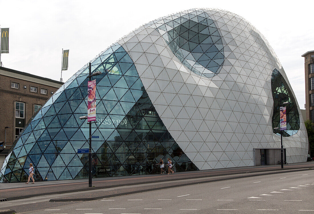  Modernes Geschäftsgebäude mit Glaskuppel, Stadtzentrum von Eindhoven, Provinz Nordbrabant, Niederlande 