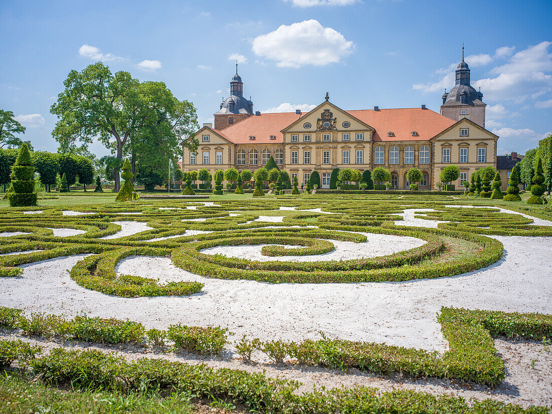 Schloss und Schlossgarten, Schloss Hundisburg, Hundisburg, Haldensleben, Landkreis Börde, Sachsen-Anhalt, Deutschland, Europa