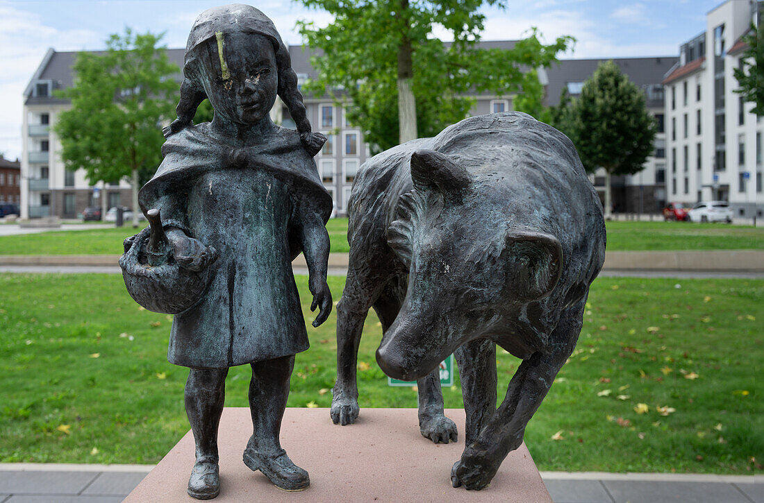 Statue 'Rotkäppchen und der böse Wolf' auf dem Hanauer Märchenpfad in Hanau, Hessen, Deutschland