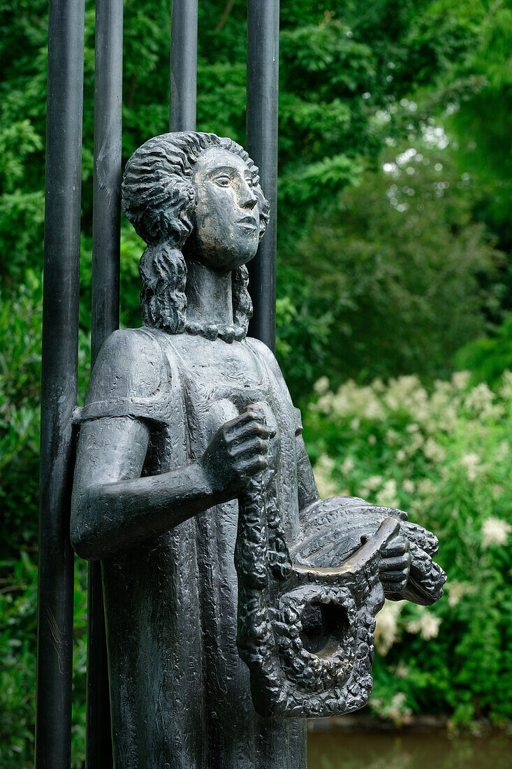 Statue 'Die sechs Schwäne und ihre Schwester' auf dem Hanauer Märchenpfad in Hanau, Hessen, Deutschland