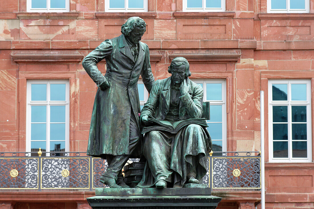 Brüder Grimm Denkmal vor dem Rathaus, in Hanau, Hessen, Deutschland