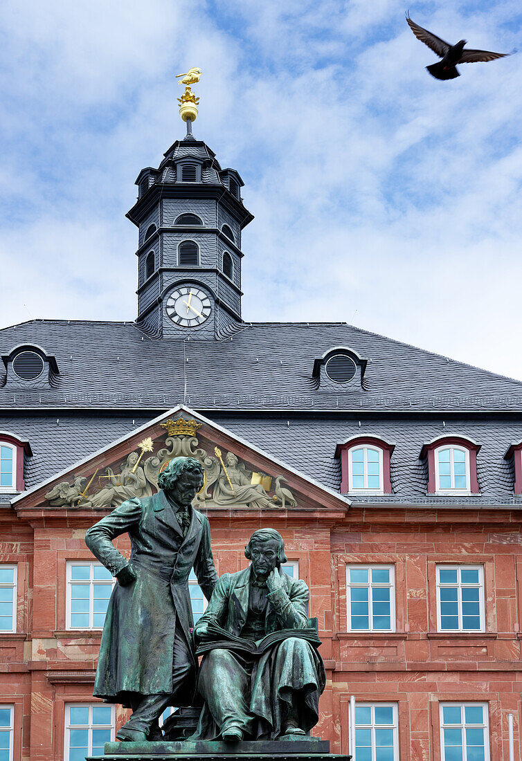 Brüder Grimm Denkmal vor dem Rathaus, in Hanau, Hessen, Deutschland