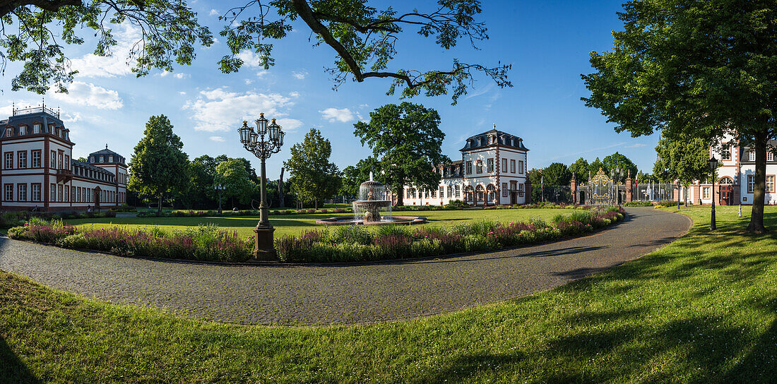 Zufahrt zu Schloss Philippsruhe und Schlosspark in Hanau, Hessen, Deutschland