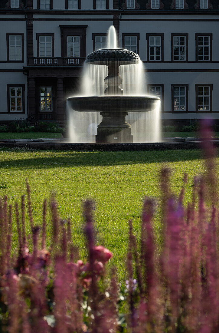 Springbrunnen vor Schloss Philippsruhe und Schlosspark in Hanau, Hessen, Deutschland