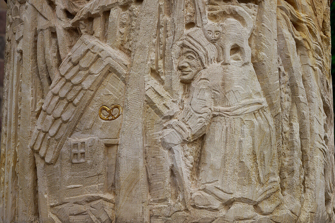 Steinrelief der Hexe von Hänsel und Gretel am Märchenbrunnen in Steinau an der Straße, Hessen, Deutschland