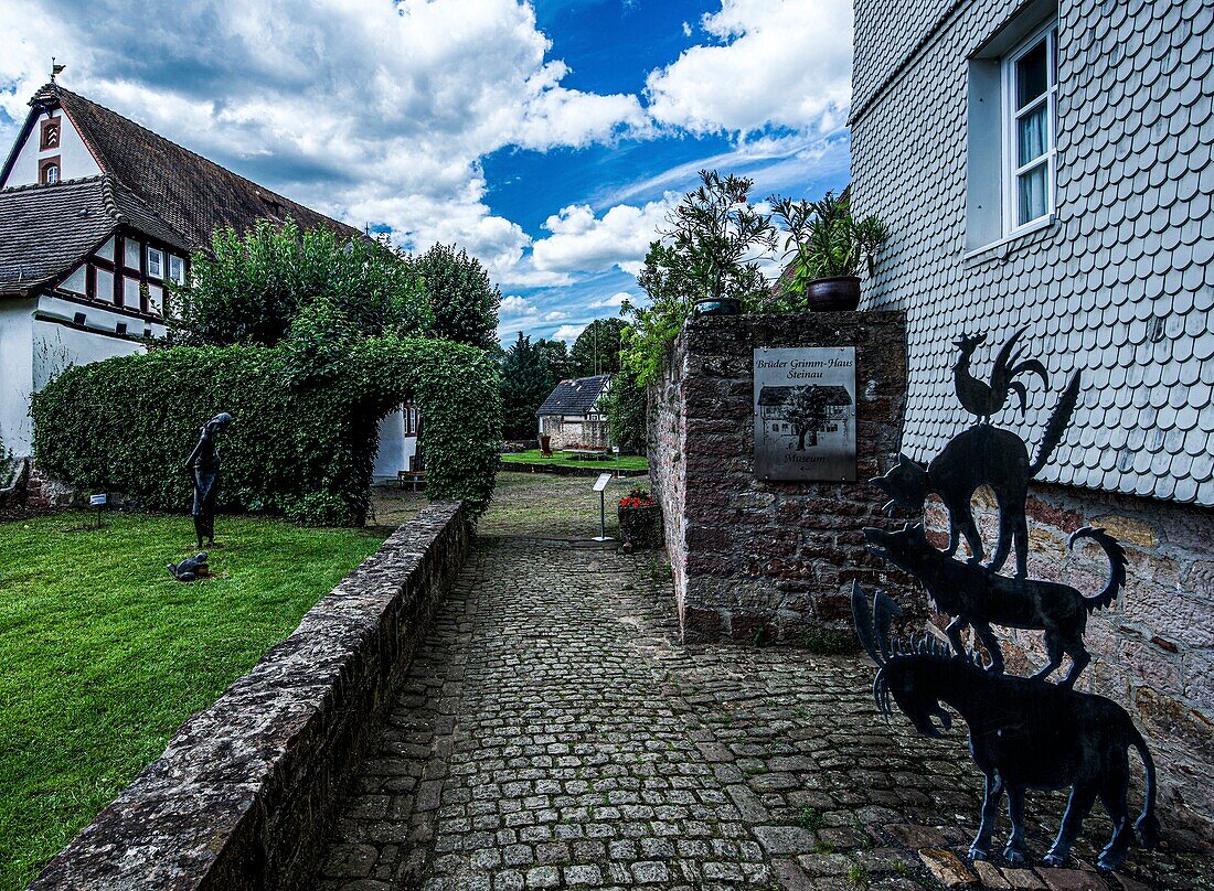 Vorgarten mit Märchenmotiven, Die Bremer Stadtmusikanten, Brüder Grimm Haus, Amtshaus, Steinau a. d. Straße, Hessen, Deutschland