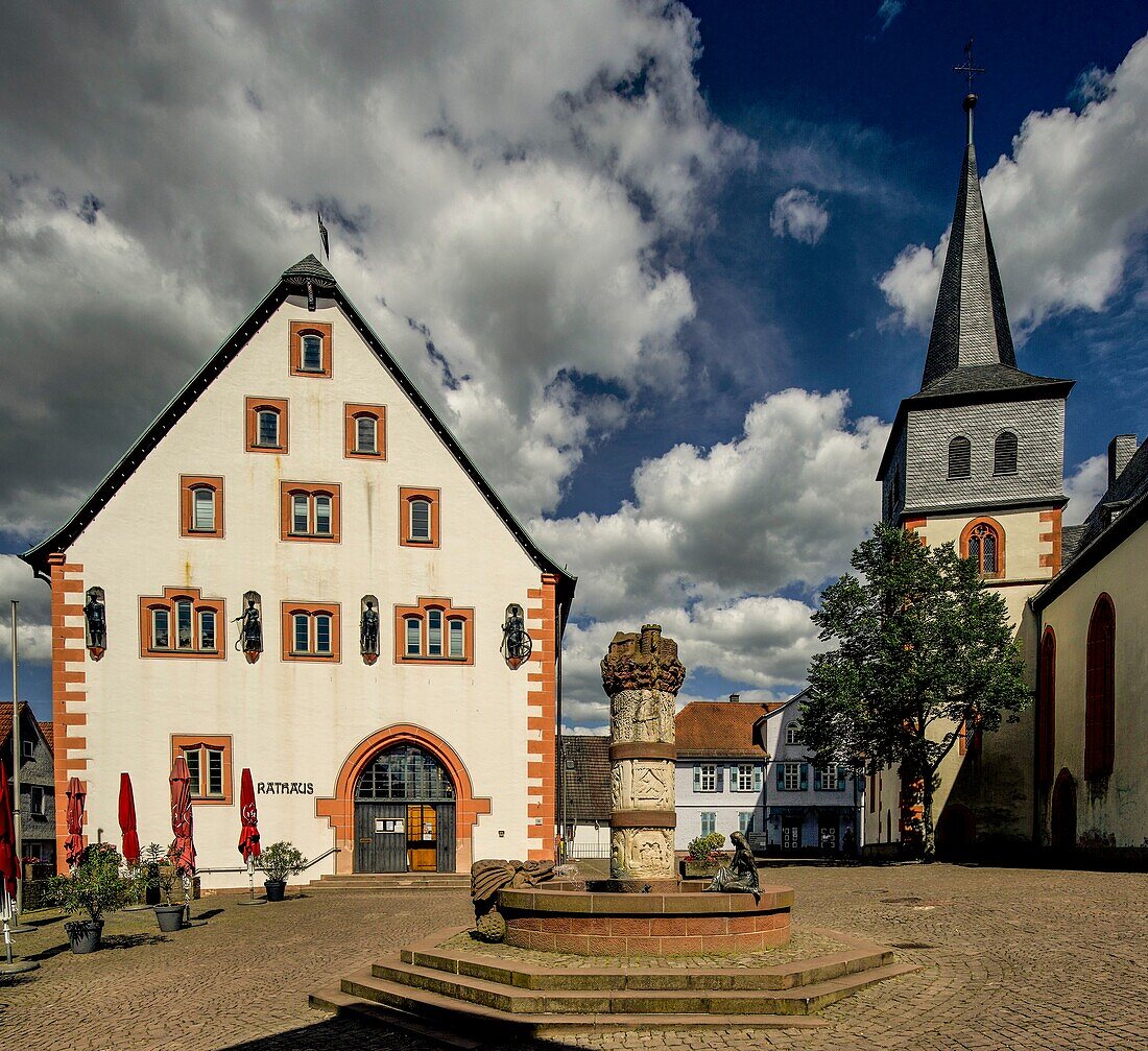 Kumpen mit Märchenbrunnen, Rathaus und Katharinenkirche, Steinau a. d. Straße, Hessen, Deutschland