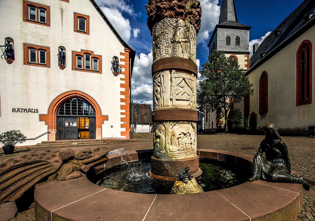 Kumpen mit Märchenbrunnen, vor dem Rathaus und Katharinenkirche, Steinau a. d. Straße, Hessen, Deutschland