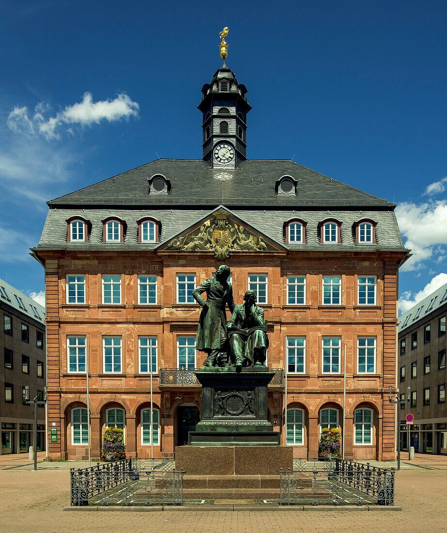 Denkmal für Jakob und Wilhelm Grimm vor dem Rathaus am Marktplatz in Hanau, Hessen, Deutschland