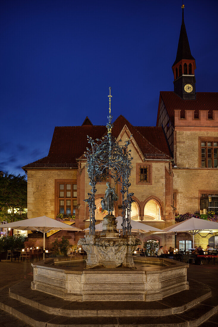 Gänseliesel Brunnen auf dem Markt vor dem Alten Rathaus, Wahrzeichen in der Altstadt von Göttingen, Niedersachsen, Deutschland