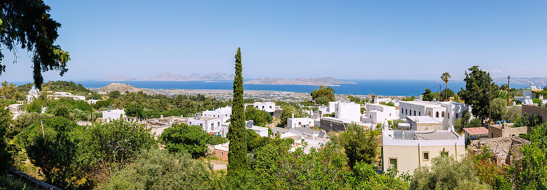 Bergdorf Asomatos auf der Insel Kos in Griechenland mit Blick auf die Inseln Pserimos und Kalymnos