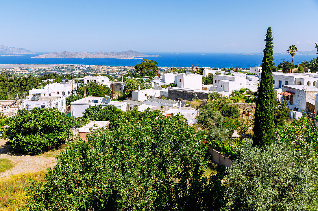 Bergdorf Asomatos auf der Insel Kos in Griechenland mit Blick auf die Insel Pserimos