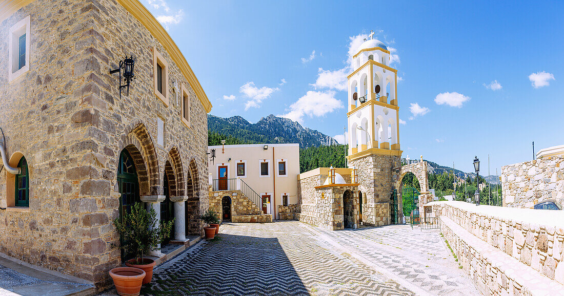 Dorfkirche und Glockenturm von Asomatos in Asfendiou auf der Insel Kos in Griechenland