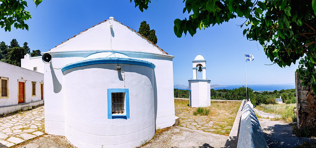 Kirche Agios Dimitrios mit Glockenturm im Bergdorf Chaichoutes auf der Insel Kos in Griechenland