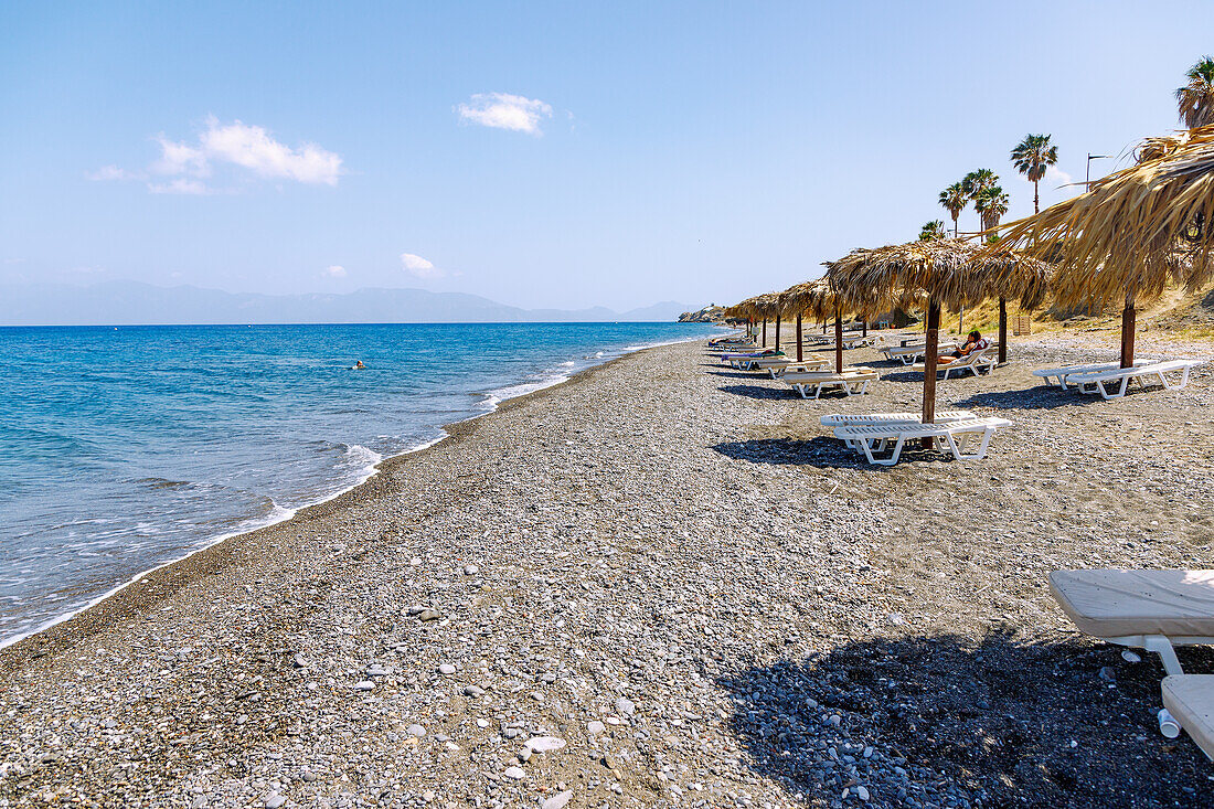 Kiesstrand Agios Fokas Beach mit Blick auf Kap Fokas auf der Insel Kos in Griechenland