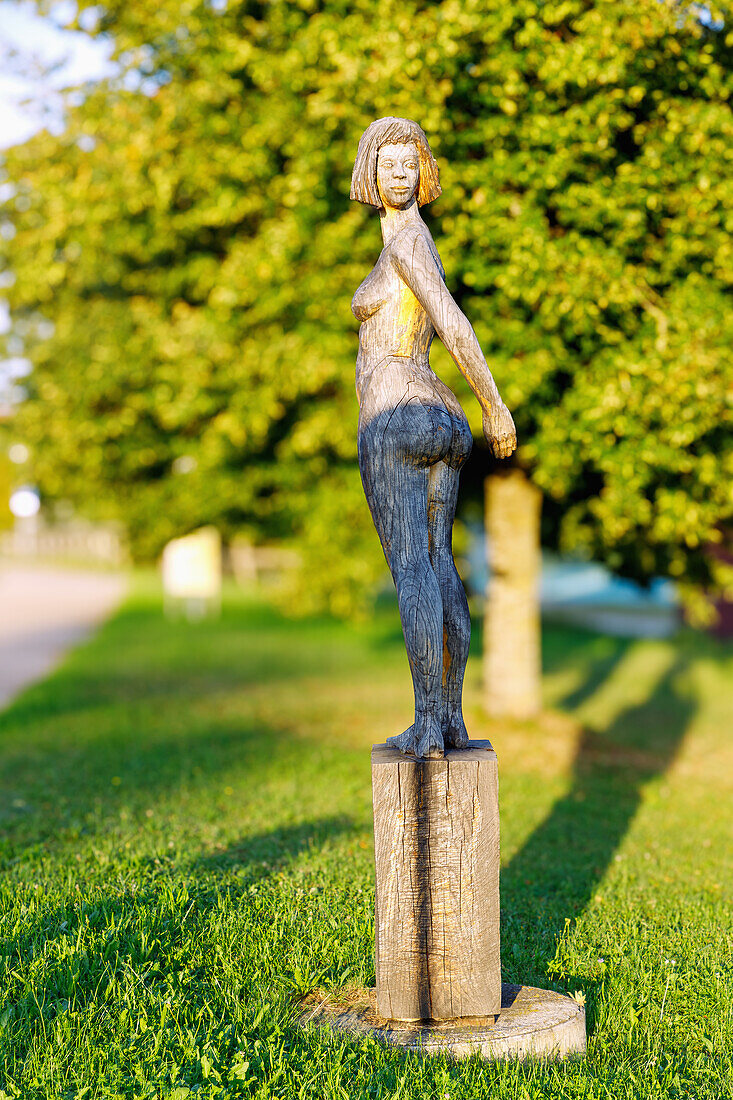  Oak wood sculpture &quot;Perspektivwexxxel&quot; by the sculptor Martina Kreitmeier in Lengdorf on the street at the Lengdorf football field in Upper Bavaria in Germany 