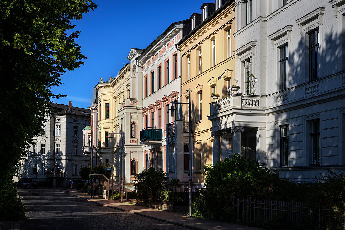 Prächtige Wohnhäuser in der Friedrichstraße, Schwerin, Mecklenburg-Vorpommern, Deutschland, Europa