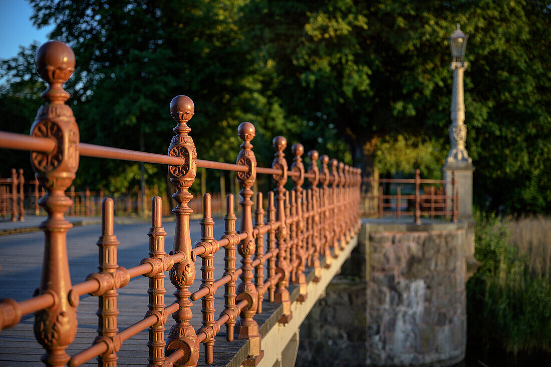 UNESCO Welterbe "Residenzensemble Schwerin", kunstvoll verziertes Geländer von Brücke im Schlosspark, Mecklenburg-Vorpommern, Deutschland, Europa