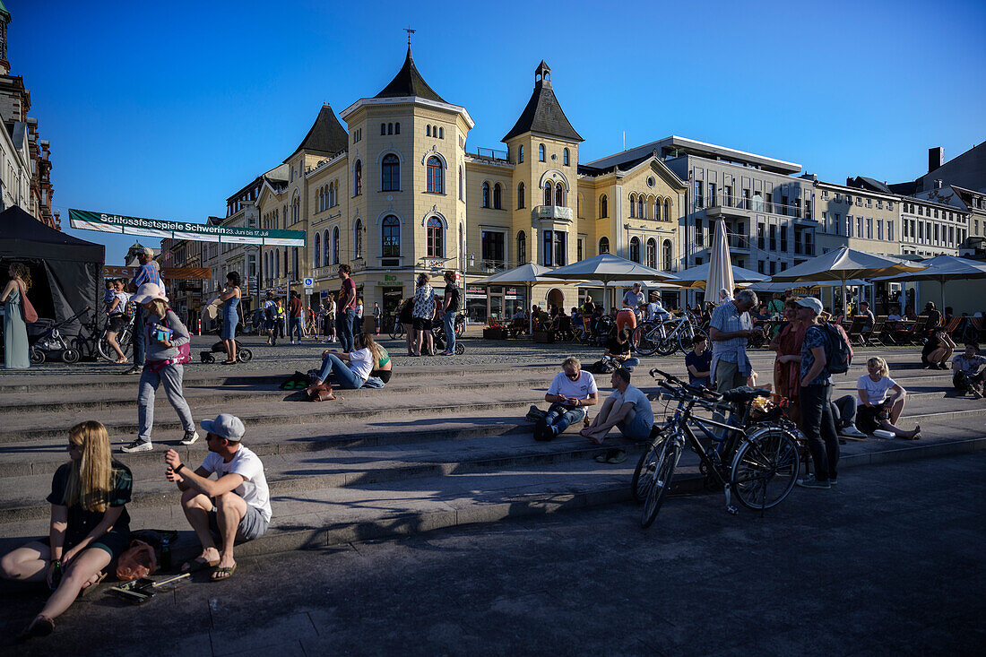  UNESCO World Heritage &quot;Schwerin Residence Ensemble&quot;, people sitting on the promenade of the Pfaffenteich in front of Demmler&#39;s house, Mecklenburg-Western Pomerania, Germany, Europe 