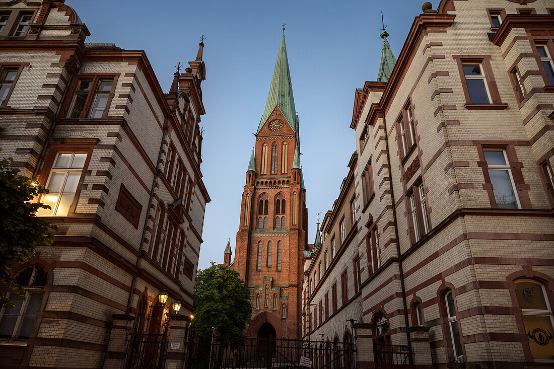 UNESCO Welterbe "Residenzensemble Schwerin", Blick zum Dom durch die Gebäude der Neue Artilleriekaserne, Mecklenburg-Vorpommern, Deutschland, Europa