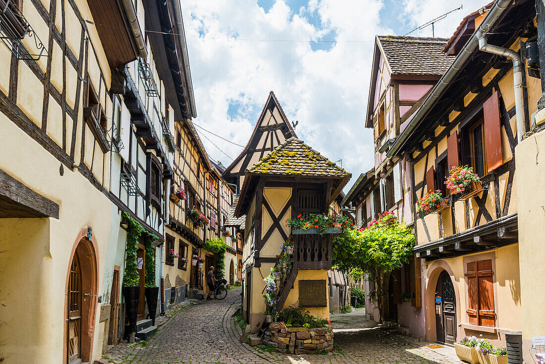 Mittelalterliches Dorf und bunte Fachwerkhäuser, 'Schönstes Dorf Frankreichs' Eguisheim, Haut-Rhin, Alsace, Elsass, Grand Est, Frankreich