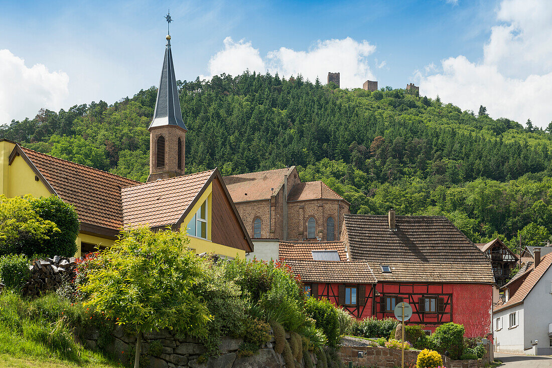  Village in the vineyards and castle ruins, Les Trois Châteaux d&#39;Eguisheim, Husseren-les-Châteaux, Haut-Rhin, Alsace, France 