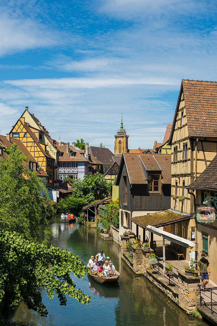 Bootsfahrt auf dem Kanal zwischen bunten Fachwerkhäusern, La Petite Venise, Colmar, Elsass, Bas-Rhin, Grand Est, Frankreich