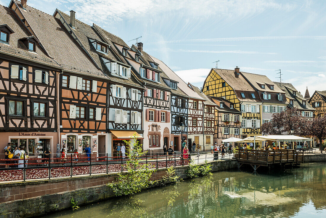 Malerische bunte Fachwerkhäuser, La Petite Venise, Colmar, Elsass, Bas-Rhin, Grand Est, Frankreich