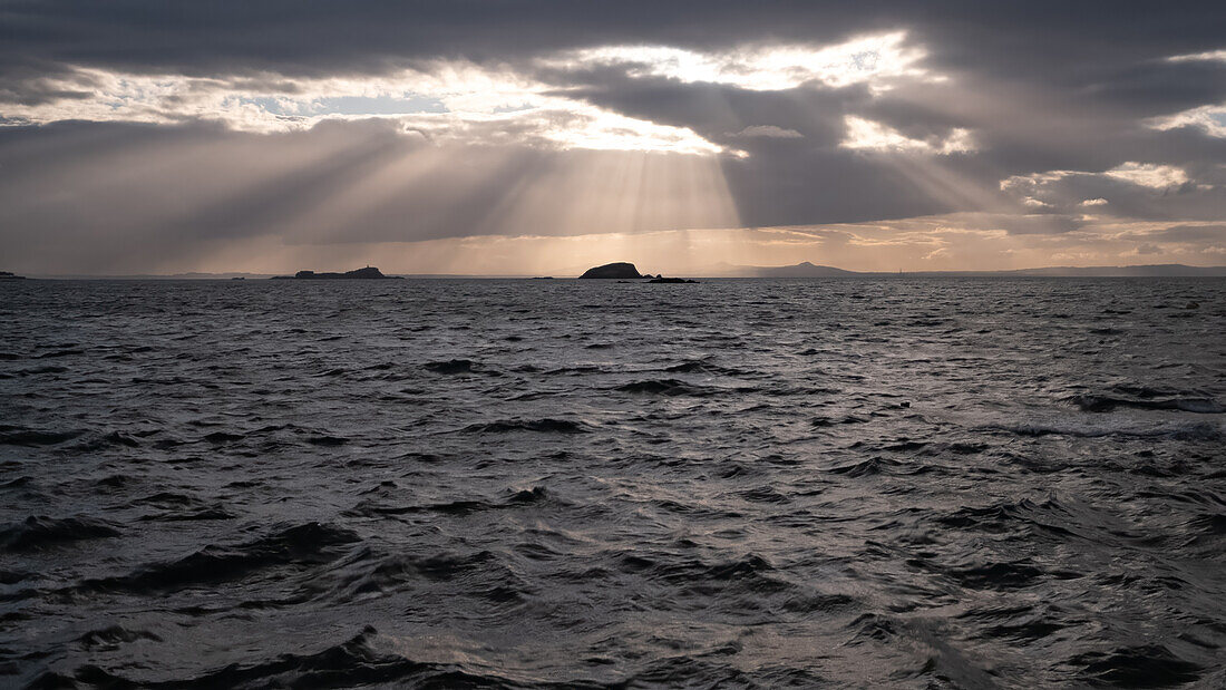 Felsen im Meer bei Sonnenuntergang, North Berwick, East Lothian, Schottland, Vereinigtes Königreich