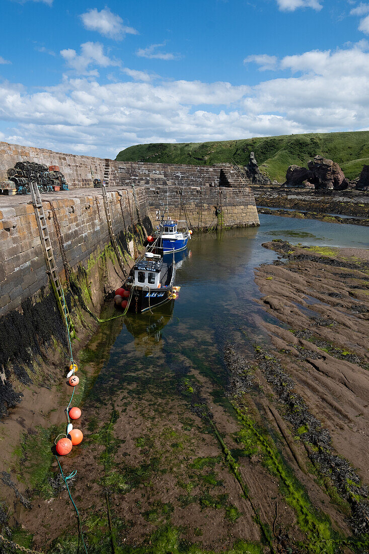  View of an old harbour at low tide, East Lothian, Scotland, United Kingdom 