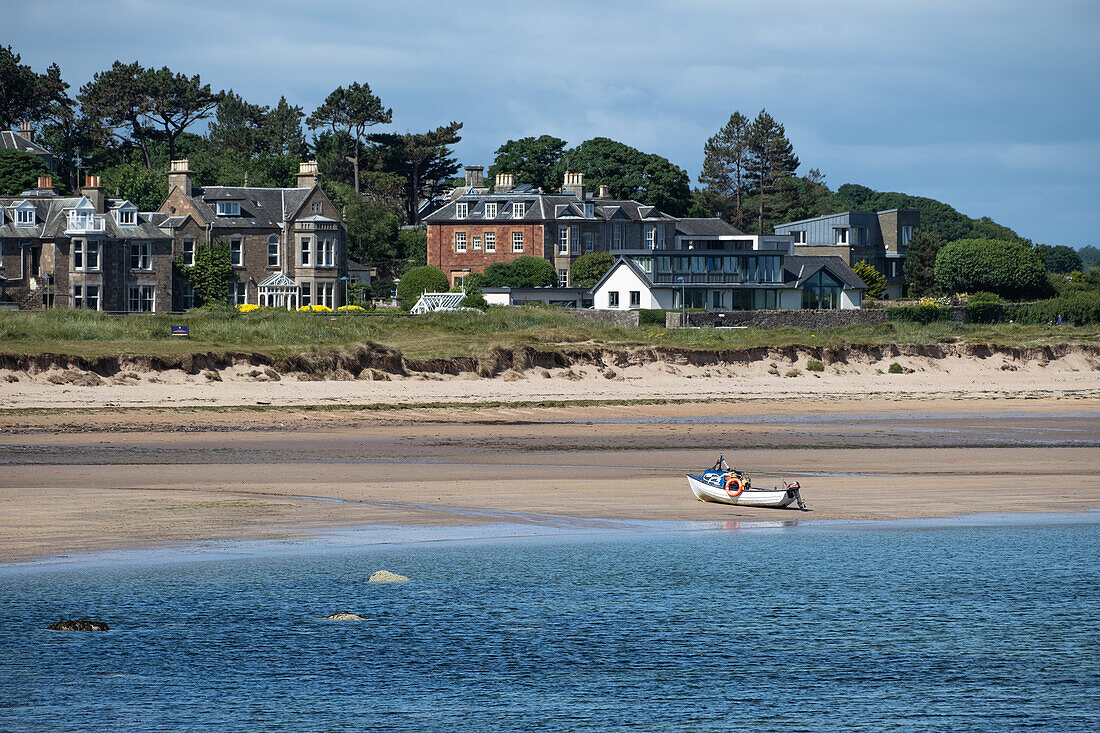  View of North Berwick beach at low tide, North Berwick, East Lothian, Scotland, United Kingdom 