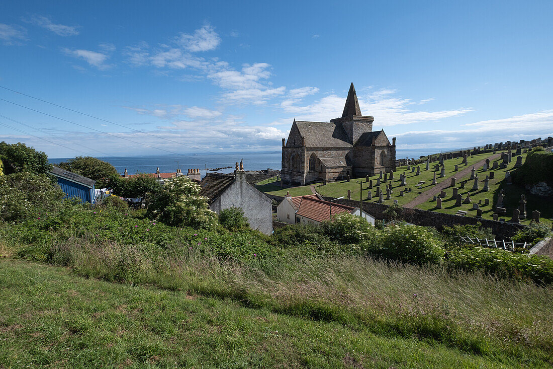 Blick auf die gotische St Monans Church, älteste Kiche Schottlands, St. Monans bei Ebbe, East Lothian, Schottland, Vereinigtes Königreich