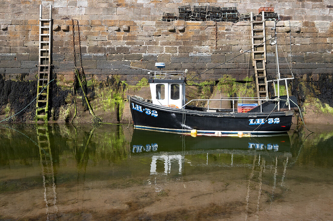  View of an old harbour at low tide, East Lothian, Scotland, United Kingdom 